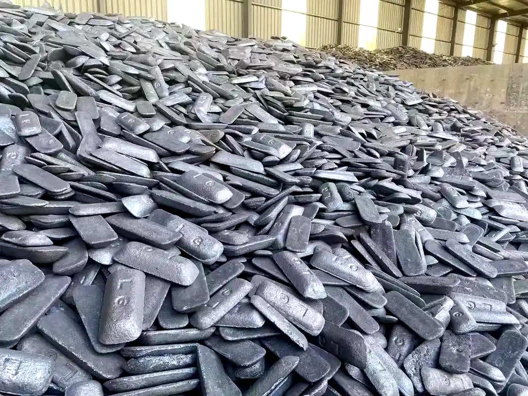 Sand casting and melting process in our foundry