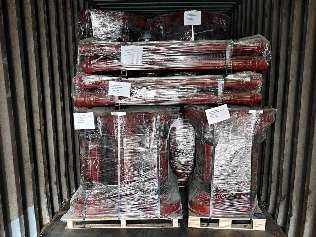 Container loading of cast aluminum lamp posts HS-L055, showing secure wooden pallet packaging for export